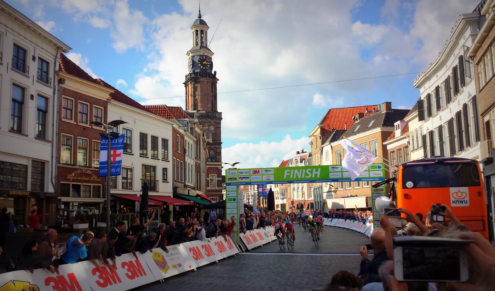 Kristoffer Halvorsen komt als eerste over de finish in Zutphen. Foto: Luuk Stam