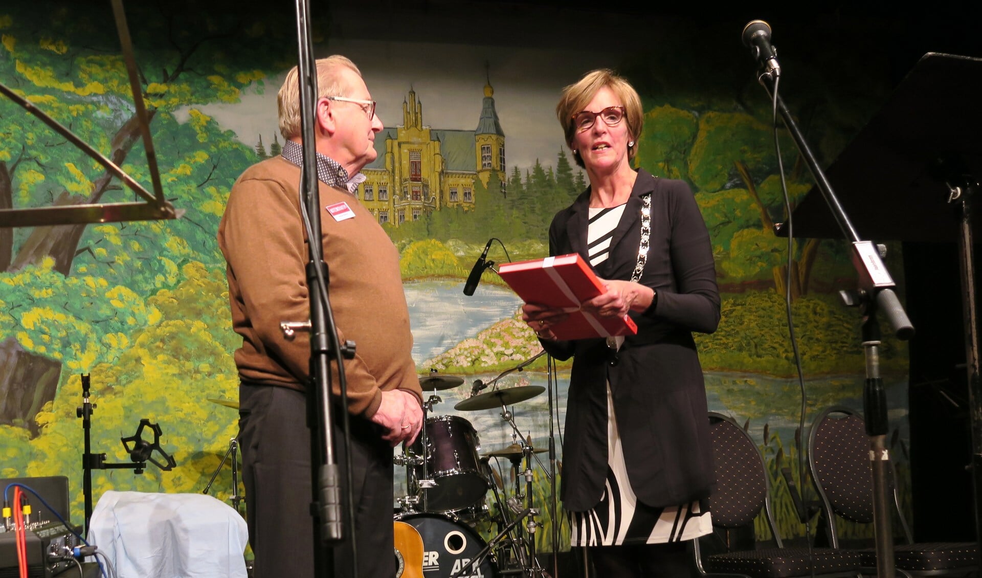 Burgemeester Annette Bronsvoort overhandigt Antoon Bokkers het eerste boek. Foto: Theo Huijskes