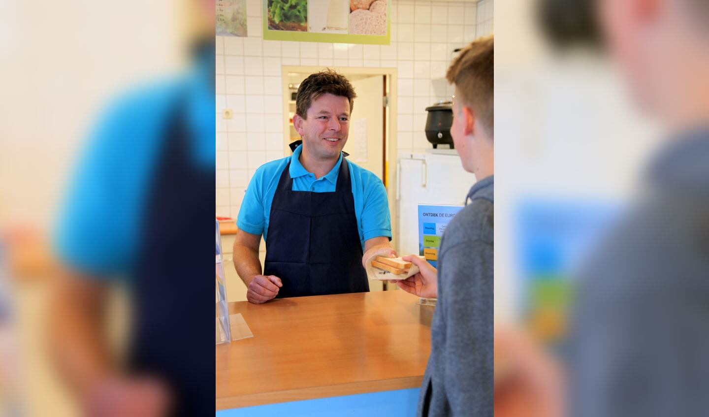 Een leerling van Het Stedelijk Zutphen doet de eerste bestelling bij de gezonde Van Leeuwen Catering schoolkantine. Fotobureau Hendriksen/Valk