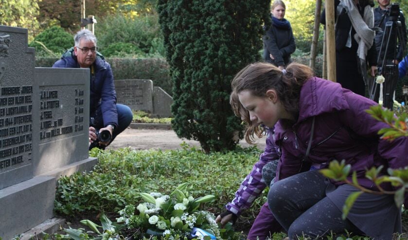 Kinderen leggen witte rozen bij het monument voor de gevallenen. Foto: Martijn Siemes