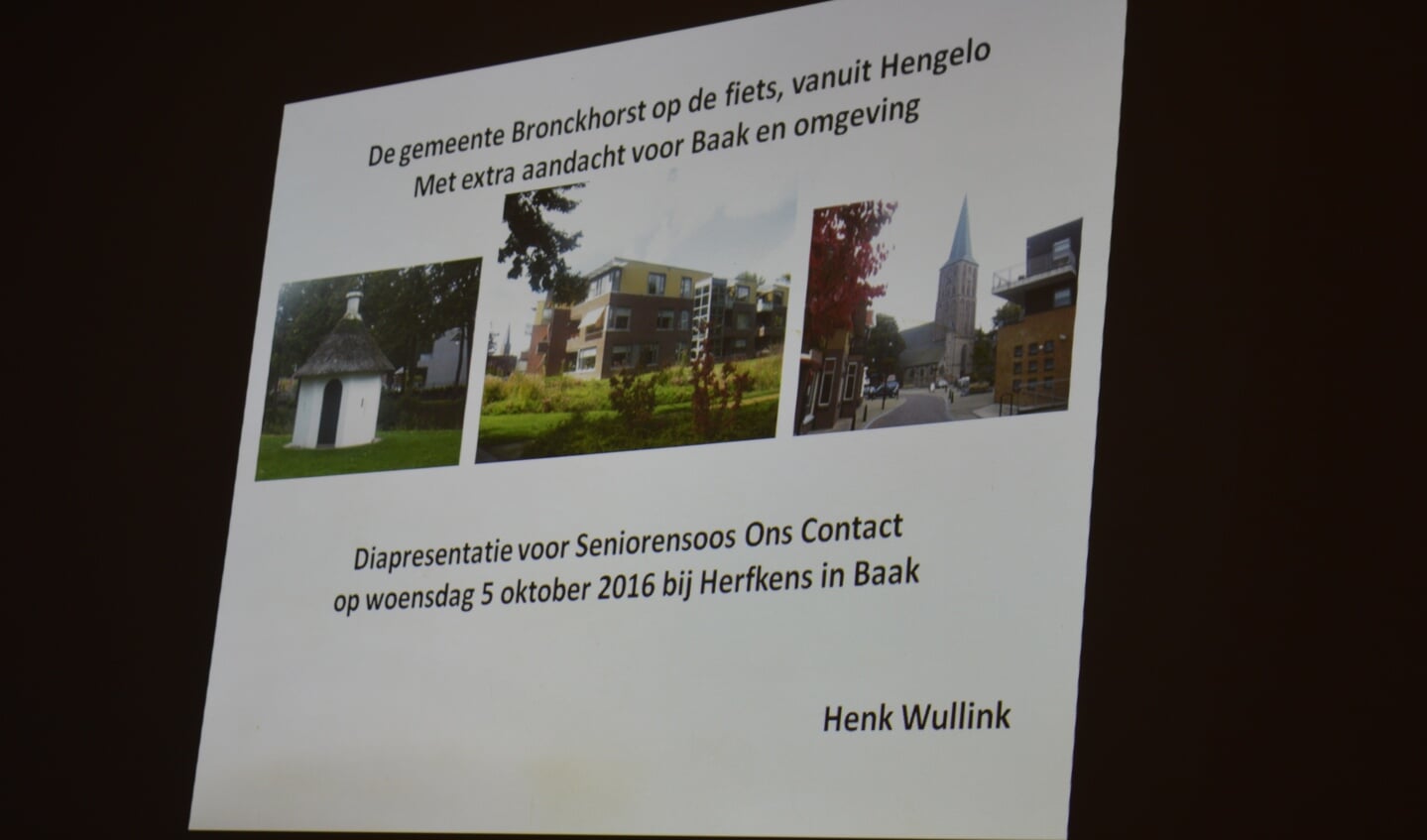 Henk Wullink laat foto's zien tijdens lezing over de Achterhoek. Foto: PR