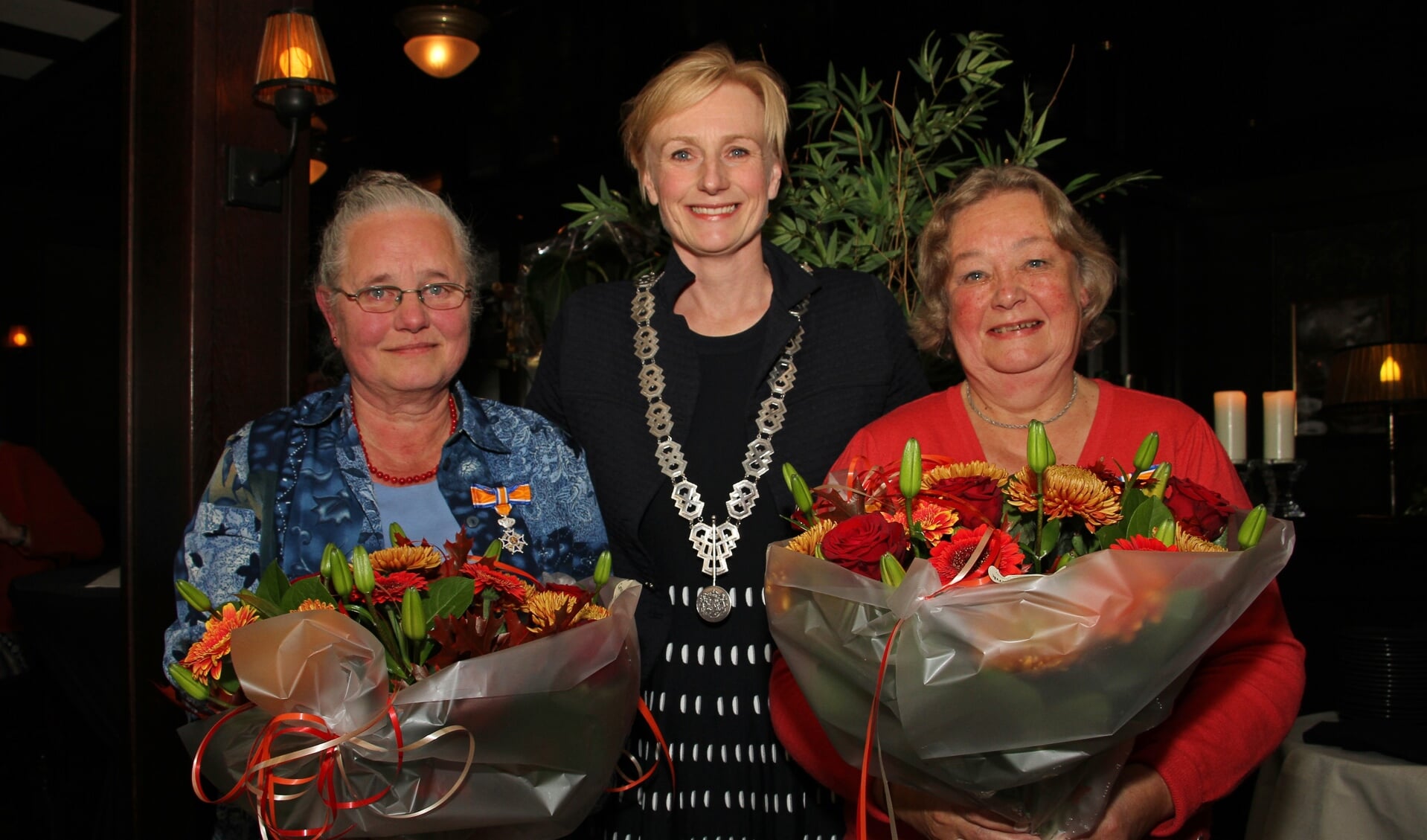 Burgemeester reikt aan Gerda Ellenkamp en Lieske Wessels Koninklijke onderscheidingen uit. Foto: Liesbeth Spaansen