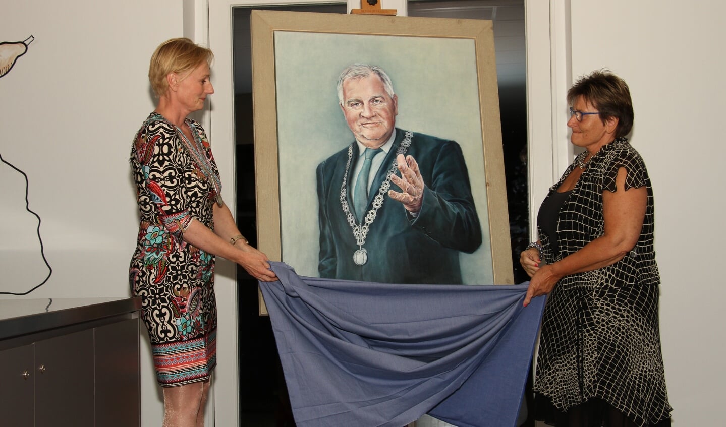 Burgemeester Marianne Besselink onthult met Wilma Aalderink het aquarel van Henk Aalderink. Foto: Liesbeth Spaansen