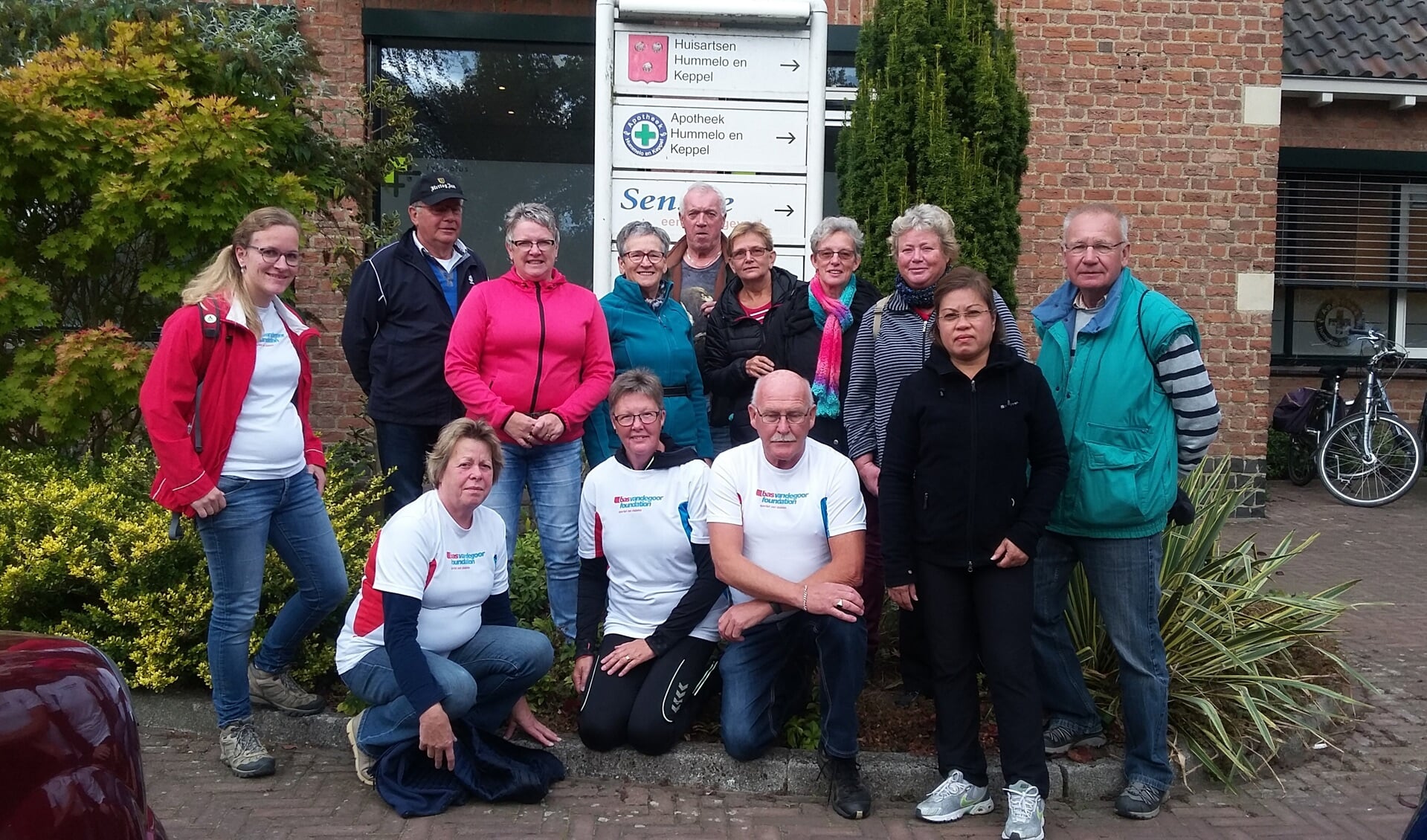 De wandelgroep voor het Gezondheidscentrum in Hoog-Keppel met uiterst links praktijkondersteuner Linda Huisman. Foto: Ceciel Bremer