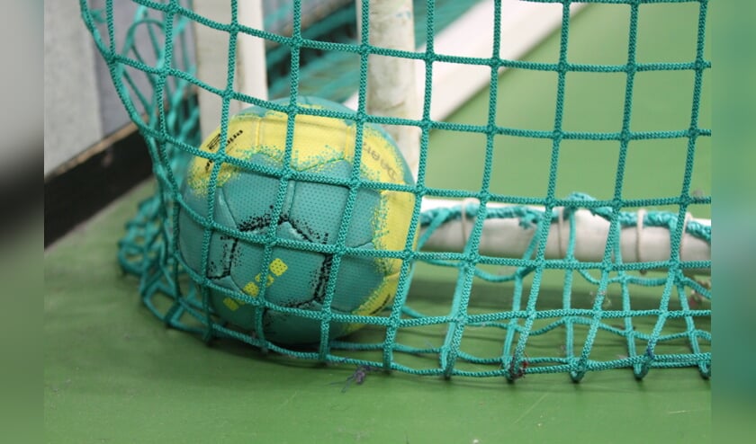 Het regende doelpunten tijdens de eerste competitiewedstrijden handbal. Foto: Liesbeth Spaansen