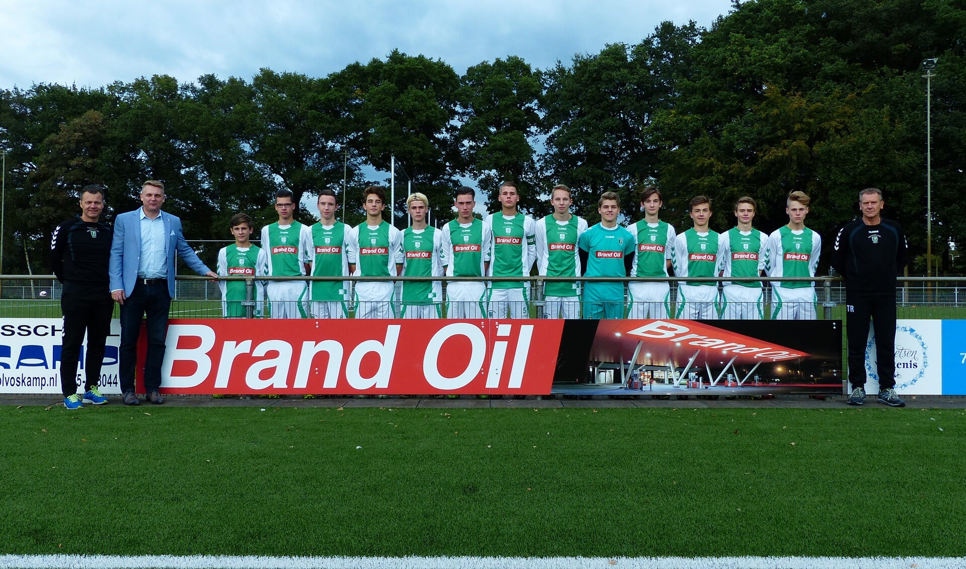 Warnsveldse Boys JO17-1 presenteren met trots hun nieuwe tenue in het bijzijn van shirtsponsor Cor Brandsma (tweede van links).  Foto: PR