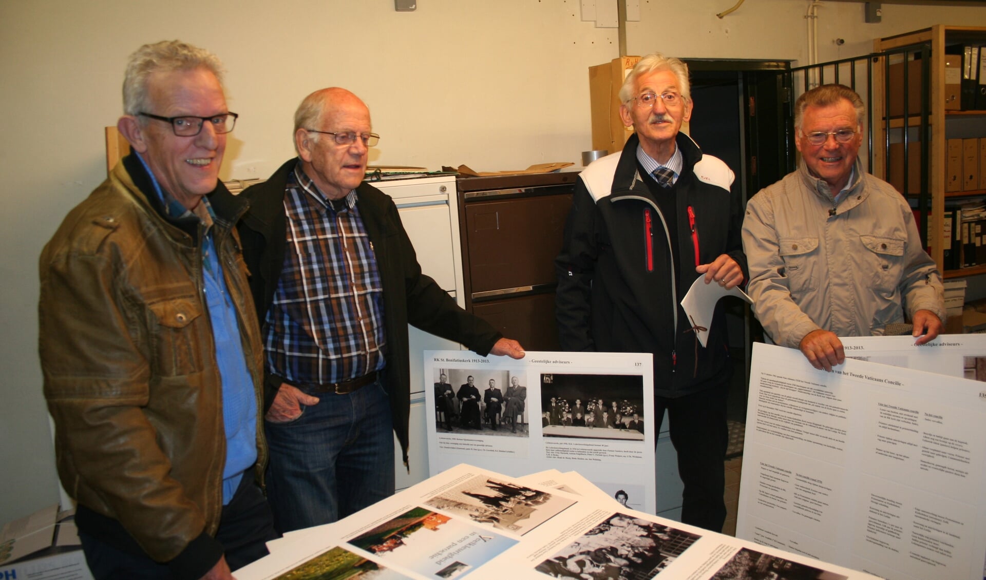 Hans Winters, Frans te Brake, Theo Withag en Gerard Eppingbroek in de opslagruimte van de vereniging. Foto: Kyra Broshuis