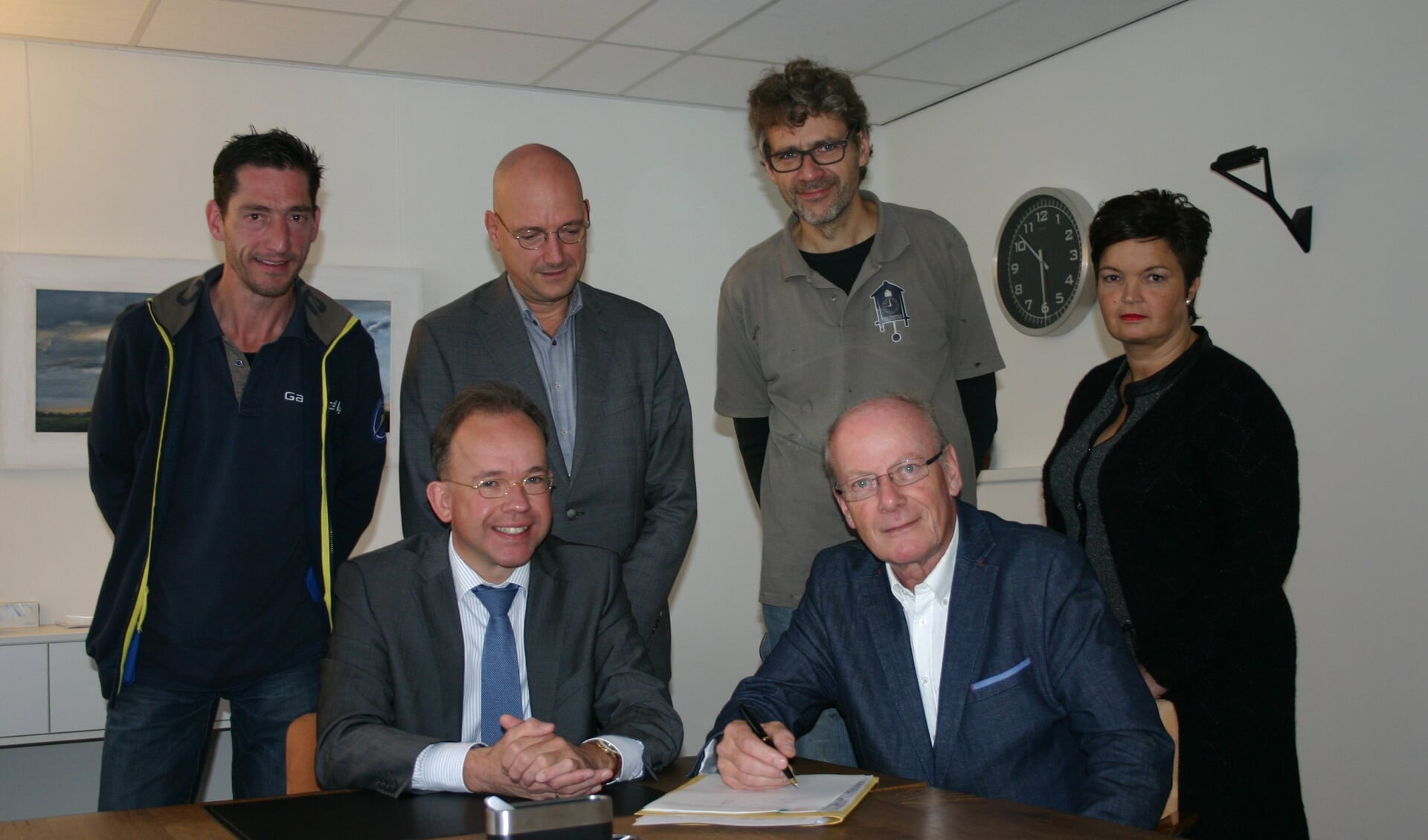 Voorzitter dhr. Henk Hollak tekent acte onder het toeziend oog van notaris Blankenstijn en mede-bestuursleden, de heren Homminga (penningmeester), Haverkamp (secretaris), Jansen (lid) en mevr. Jaaltink (lid). Foto: Jan Knoef
