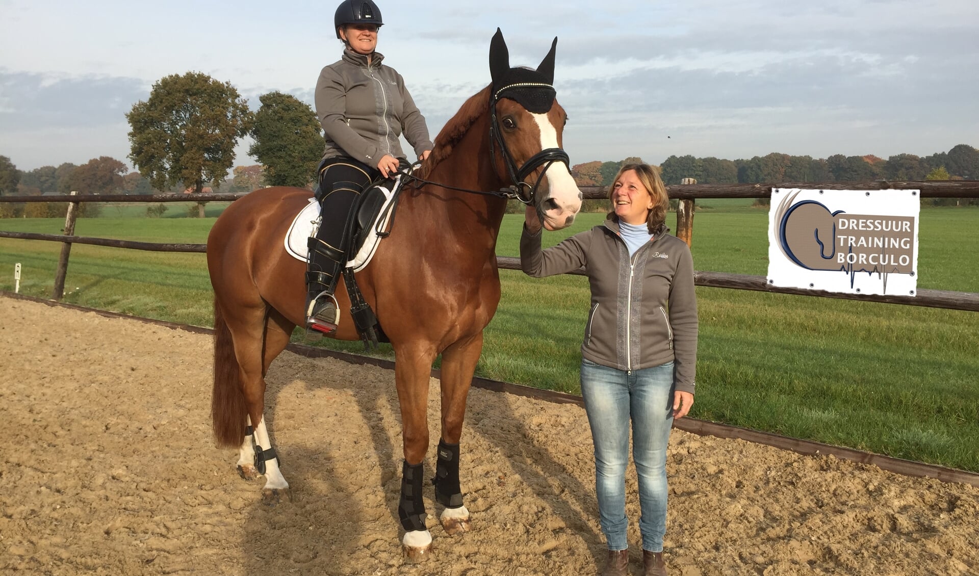 Amazone Yvette hoog te paard en trainer Ineke kijkt trots toe Foto: Peter Vorderman