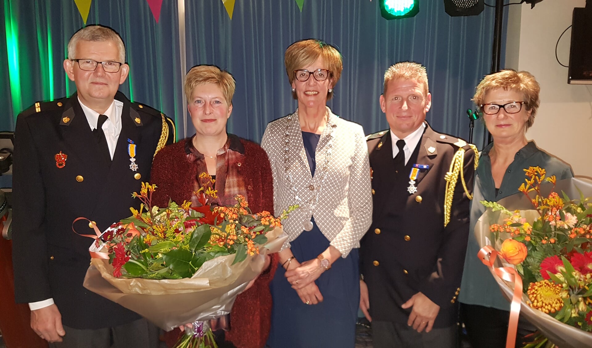 Vlnr. Patrick Eskes en zijn vrouw Anke, burgemeester Bronsvoort, Henk Mellendijk en zijn vrouw Wilma. Foto: Kyra Broshuis