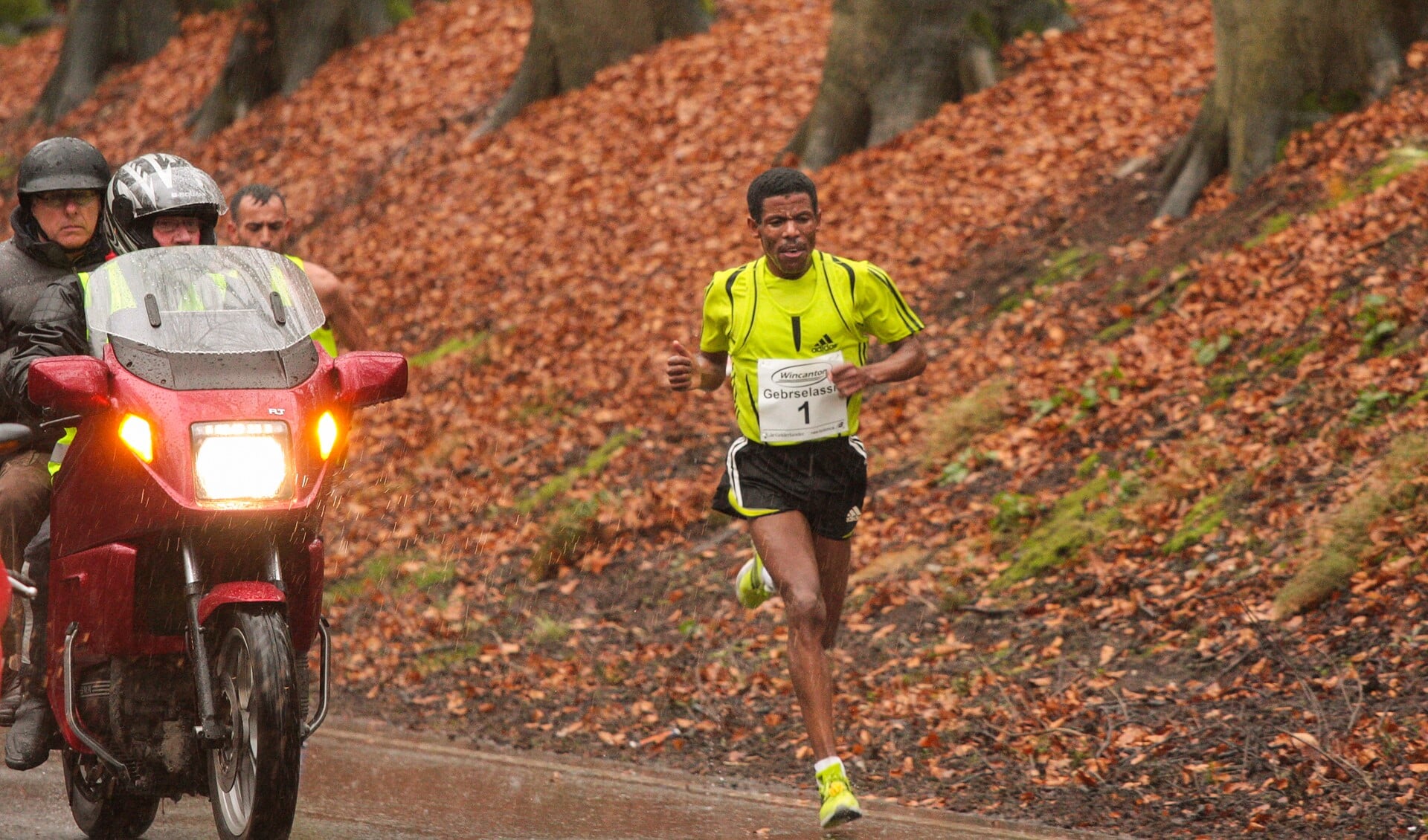 Haile Gebreselassie, een legende op de lange afstand liep in 2007 in Montferland. Foto: Burry van den Brink