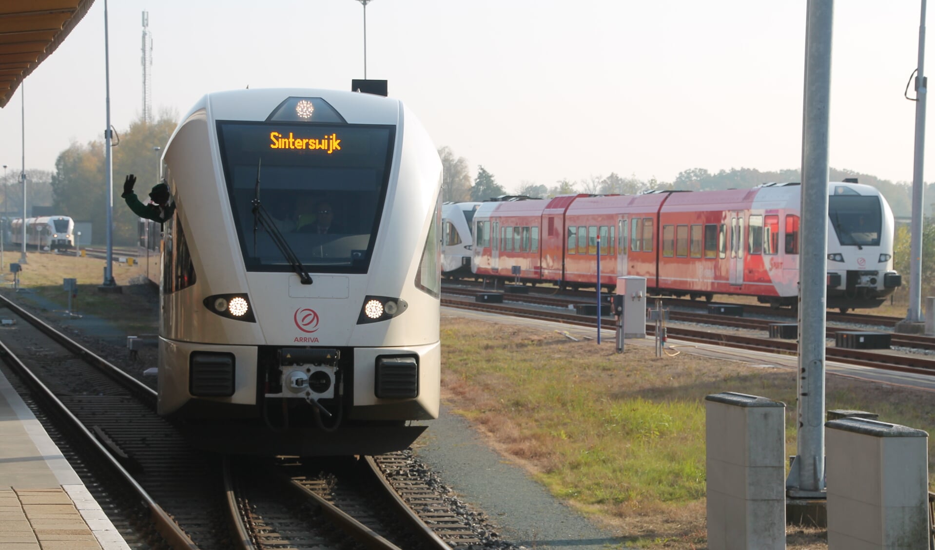 De trein met bestemming Sinterswijk arriveert op het station in Winterswijk. Foto: LtW
