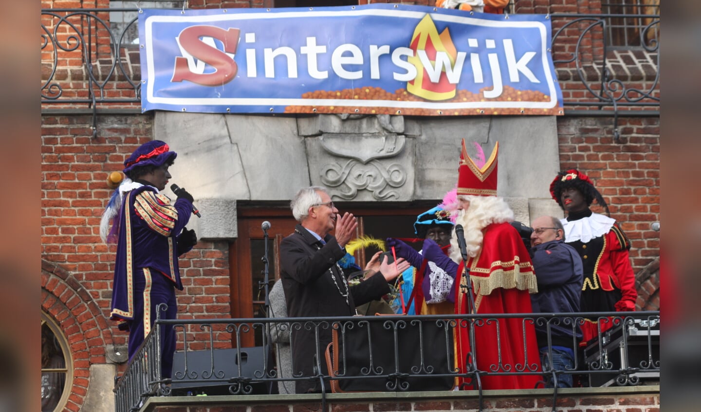 Burgemeester Thijs van Beem heet Sint Nicolaas welkom. Foto: Sinterswijk.org