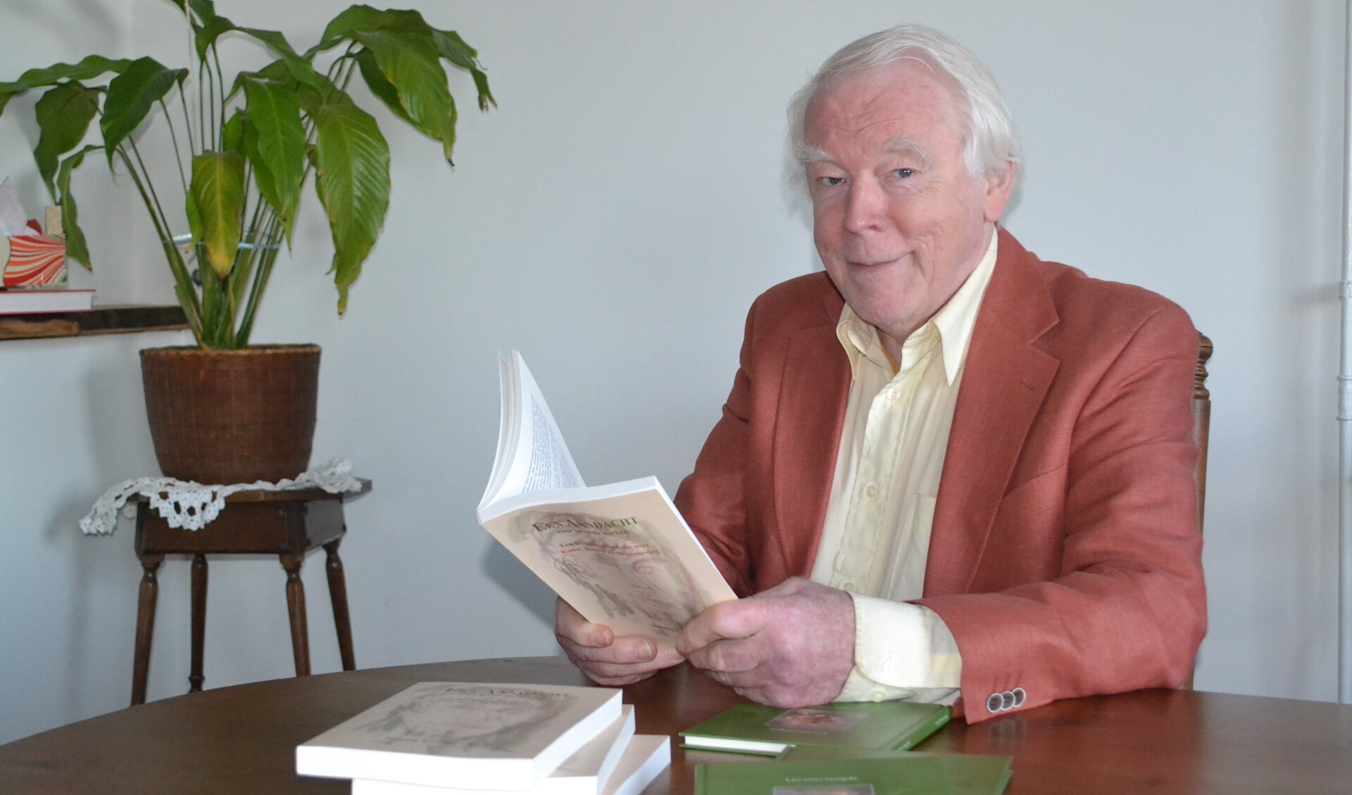 Henk Kalfsterman met zijn boek. Foto: Joke Burink