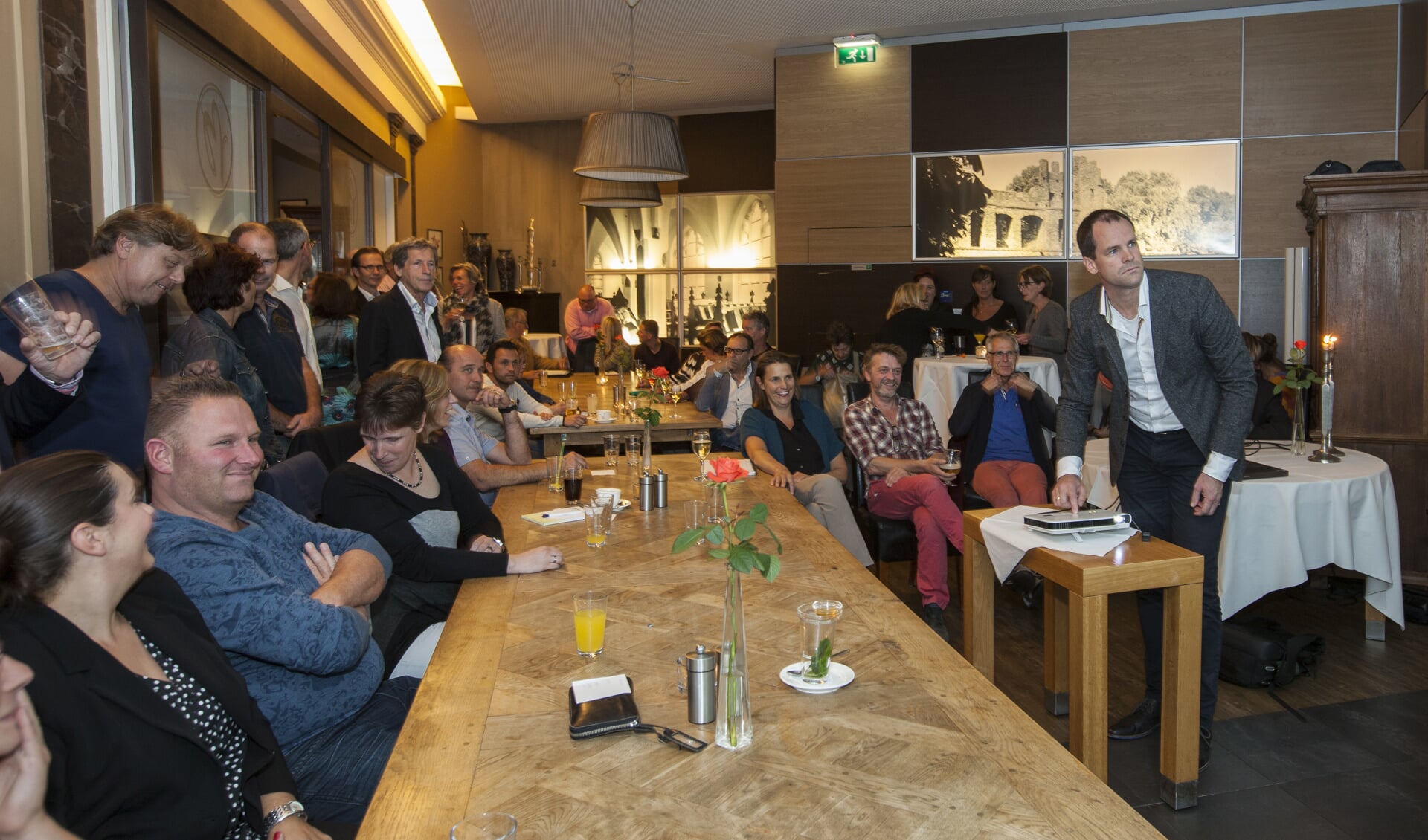 Vaak treedt tijdens het Ondernemerscafé een spreker op, zoals op deze foto Pieter van Andel van Factif die over online verkopen vertelde. Foto: Patrick van Gemert/Zutphens Persbureau
