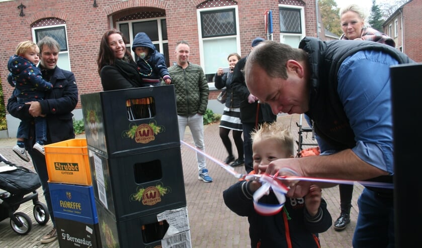 Jan en zoon Huub knippen het lint door. Foto: Kyra Broshuis