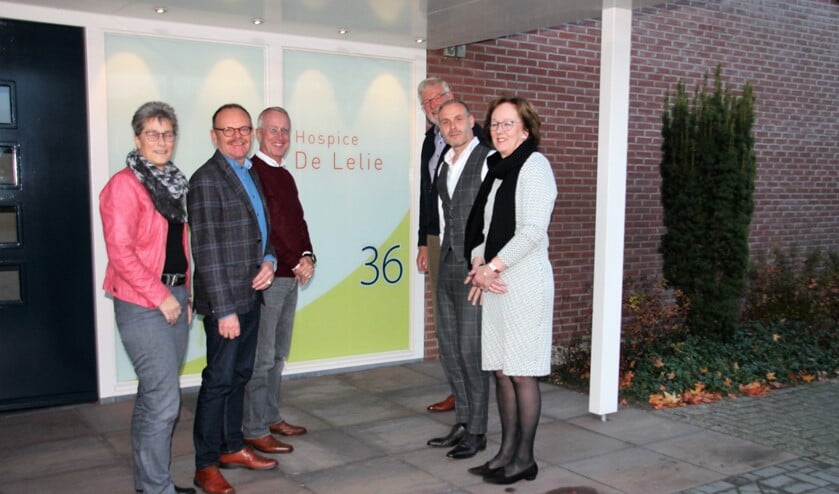 Bestuursleden van hospicegroep De Lelie, organisator Mike Timmer (tweede van rechts) en coördinatoren Janny Stronks en Joke Verwey. Foto Lydia ter Welle