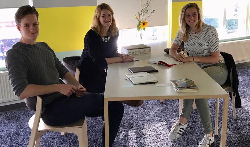 Rechts Lisanne Halleriet, tegenover Judith Kadee en Thomas de Bruin van Villa Mondriaan. Foto: PR