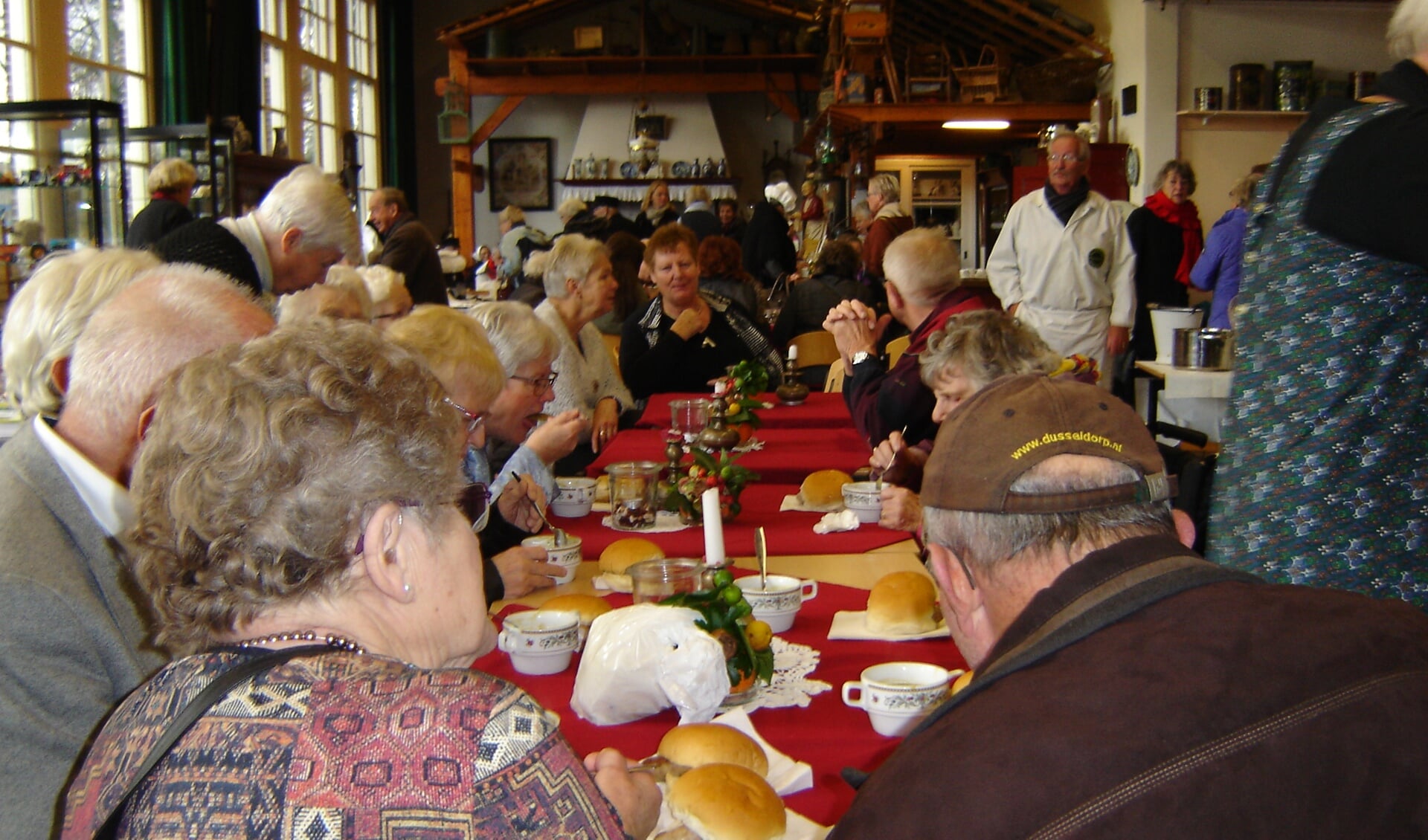 Volop lekkers en gezelligheid in Noordijk voor de Harreveldse gasten van de Zonnebloem. Foto: PR