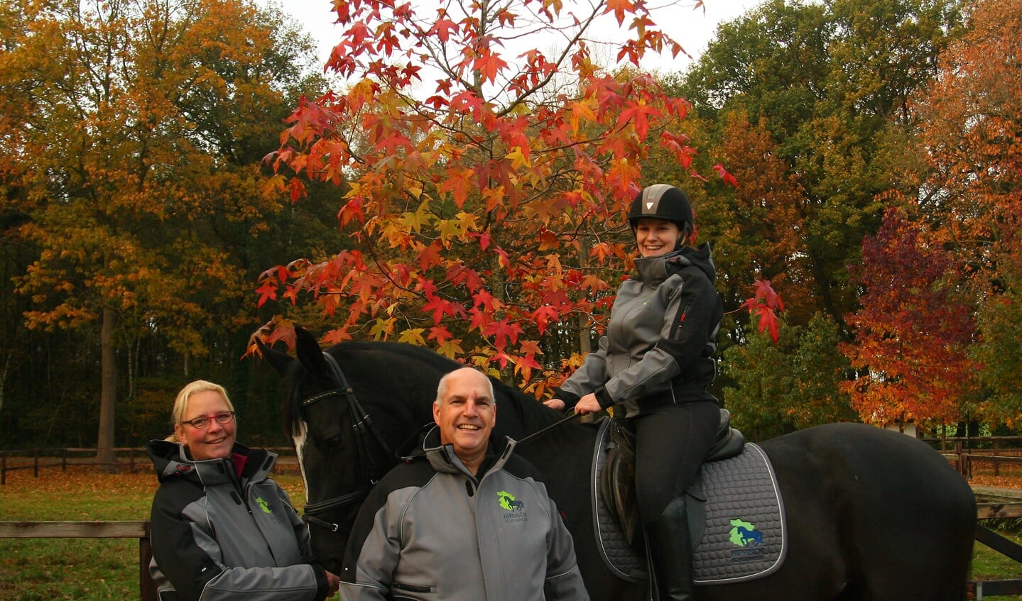 Initiatiefnemer Marcel Roerdink, zijn dochter Chayenne te paard en Danielle Carrière. Foto: PR