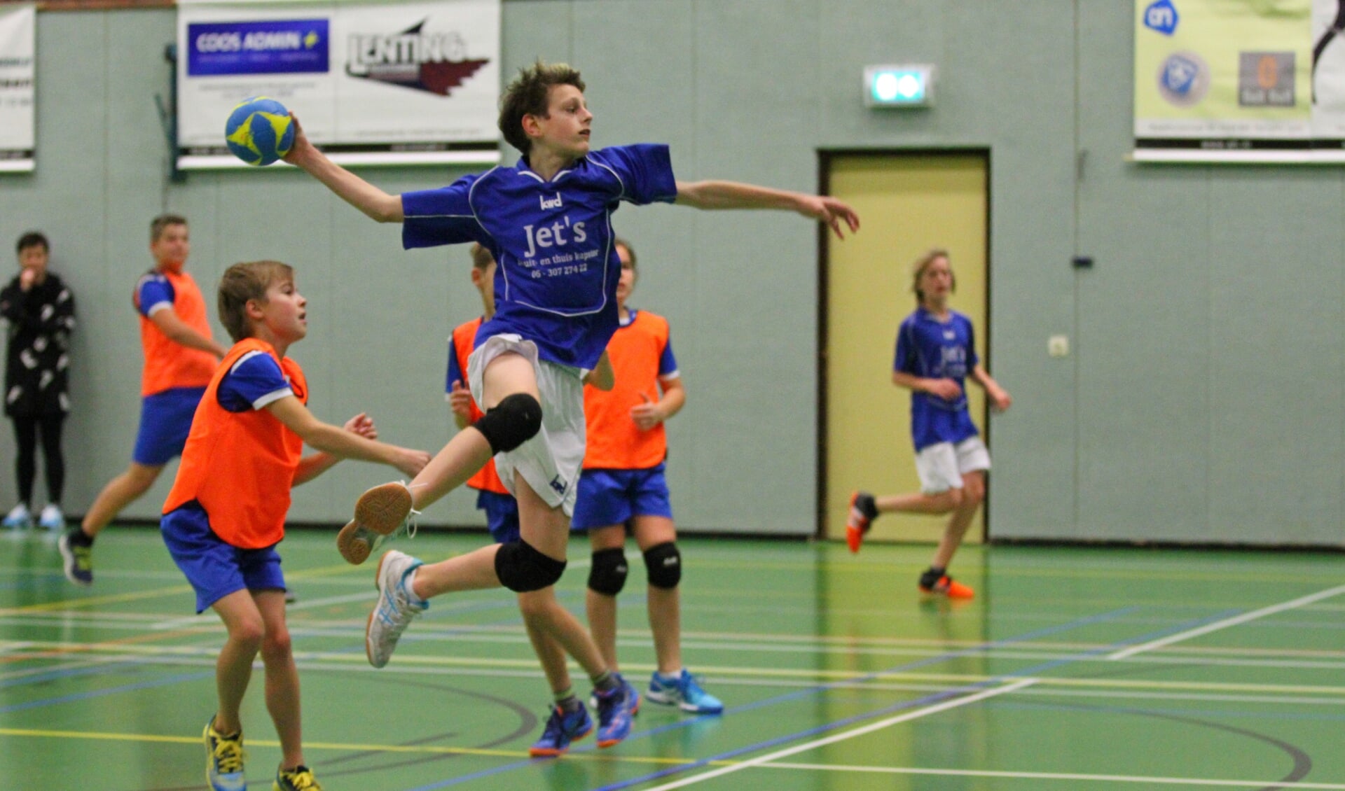 Maurits scoort in de wedstrijd Quintus D1 - Erix D1 in De Kamp. Foto: Liesbeth Spaansen