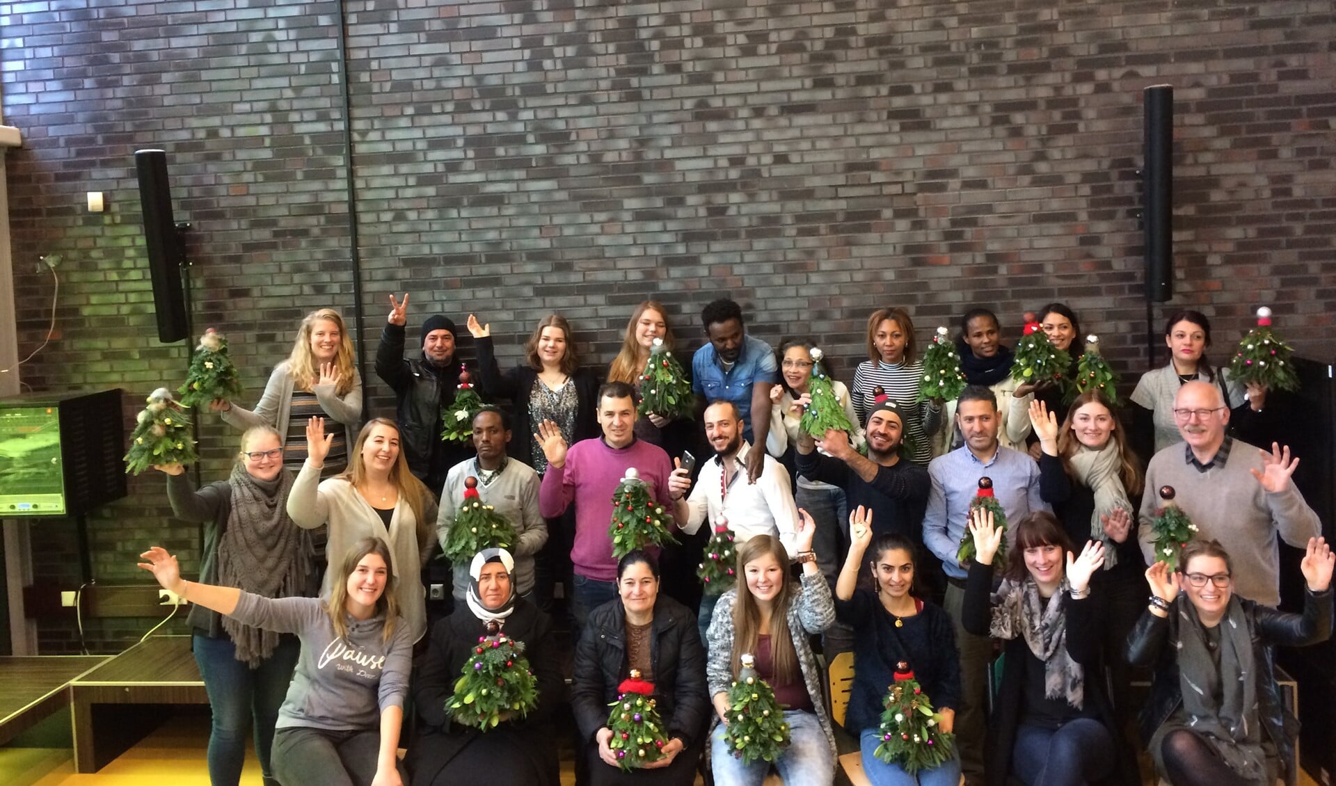 De groep die samen kerststukjes maakte. Foto: PR