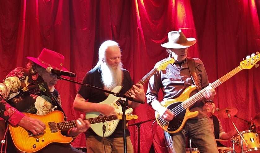 Oude tijden herleven: Bennie Jolink, Alan Gascoigne en Willem Terhorst in 'Noar 't café'.