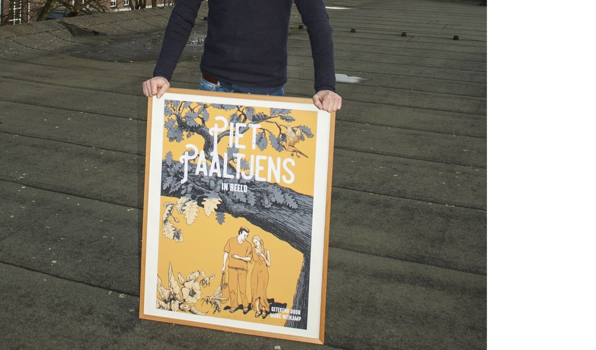 Marc Weikamp poseert met een poster van zijn boek ‘Piet Paaltjens in beeld’. Foto: PR