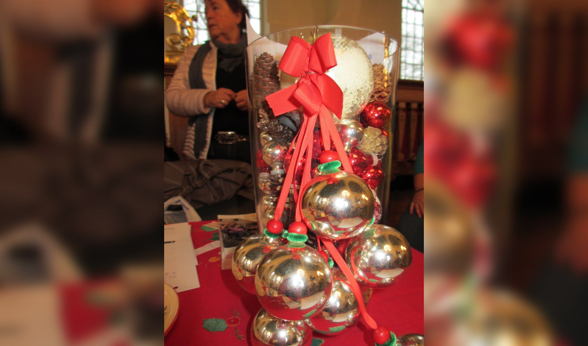 Het aantal kerstboomballen in en op de vaas raden. Foto: PR