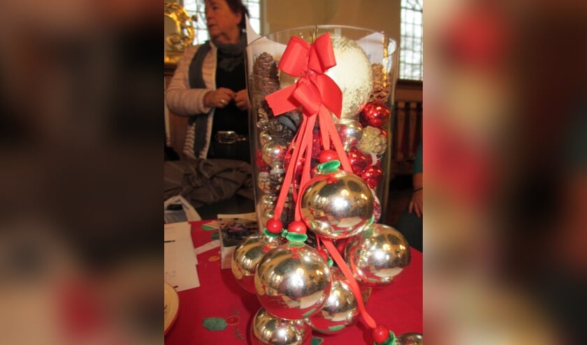Het aantal kerstboomballen in en op de vaas raden. Foto: PR  