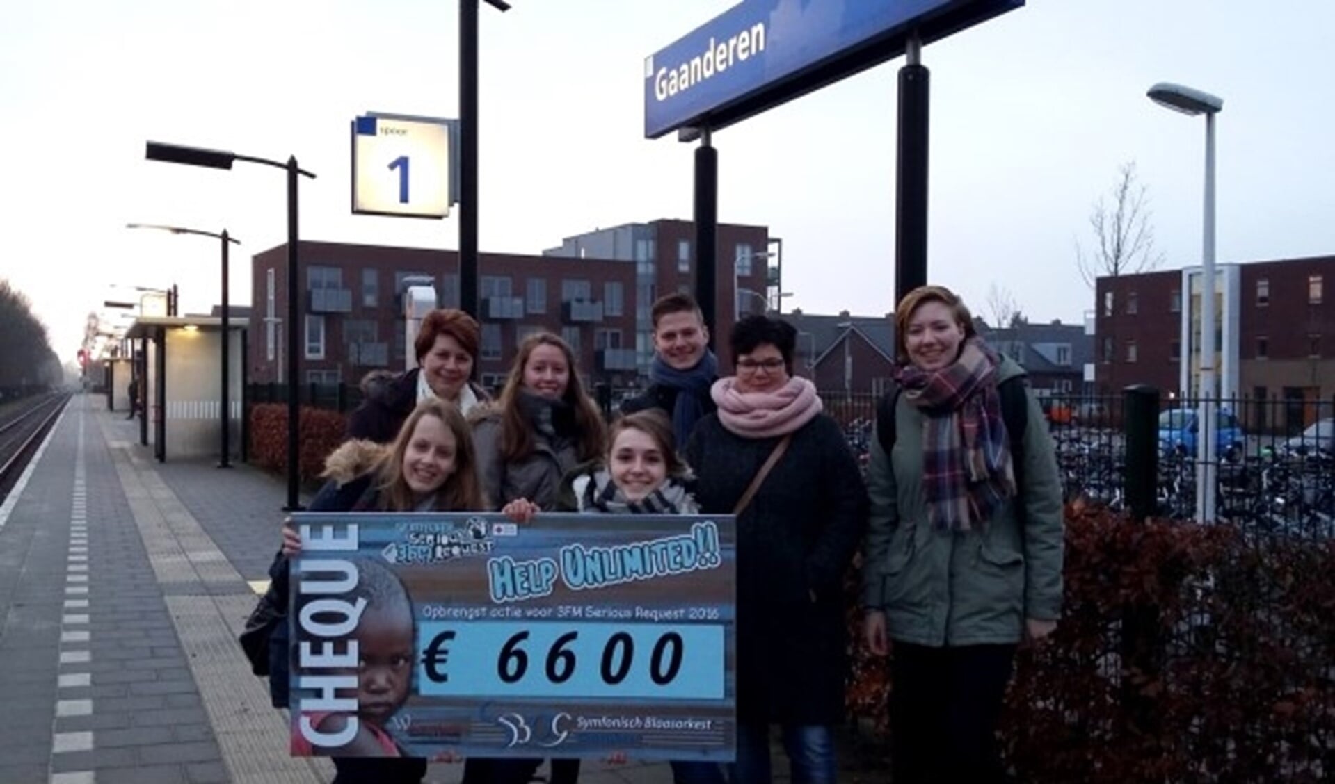 Marleen Gerritsen en haar 'crew' van Symfonisch Blaasorkest Gaanderen gingen met de trein naar Breda om de cheque te overhandigen (foto: PR)