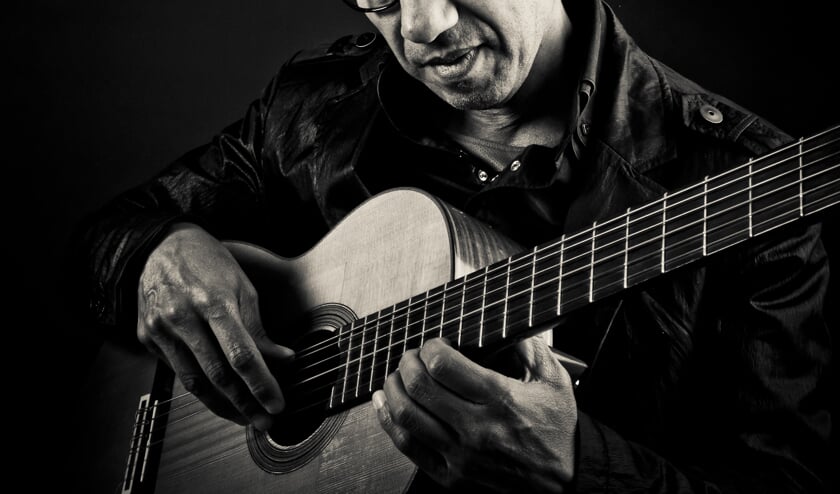 Gitarist Frank Ong-Alok is een van de initiatiefnemers. Foto: Erna Kuik