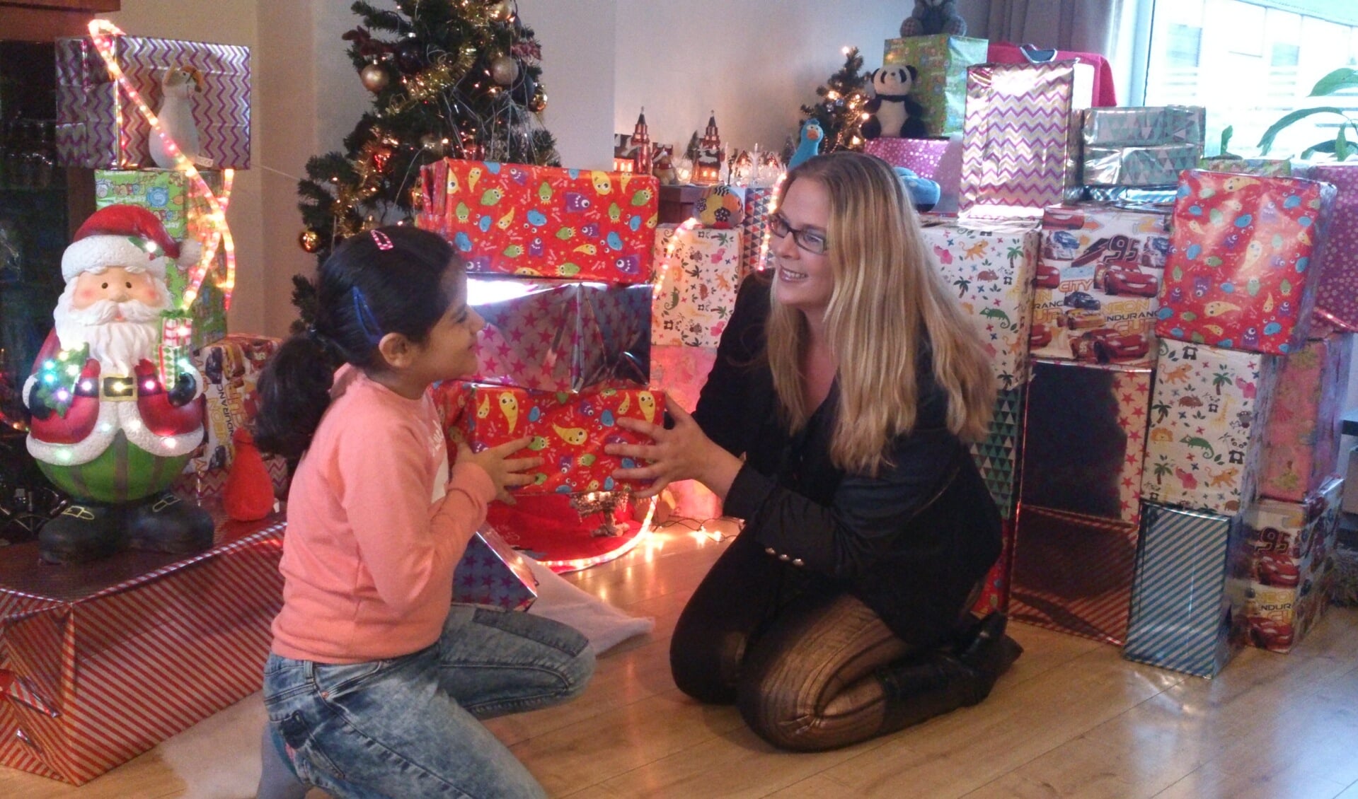 Ingrid Bravenboer vindt het leuk om kinderen blij te zien zijn met een cadeautje. Foto: eigen foto