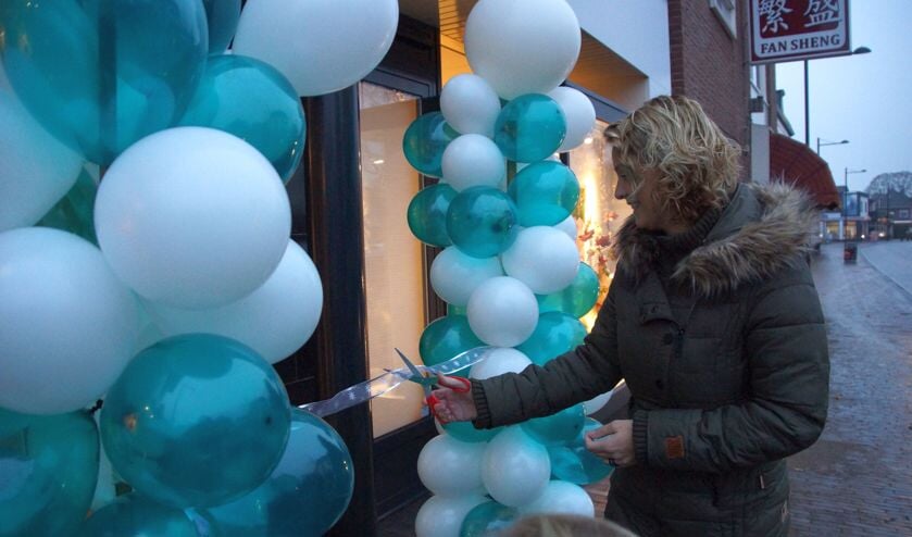 Middels het doorknippen van het lintje werd de kapsalon officieel geopend. Foto: Bernadet te Velthuis