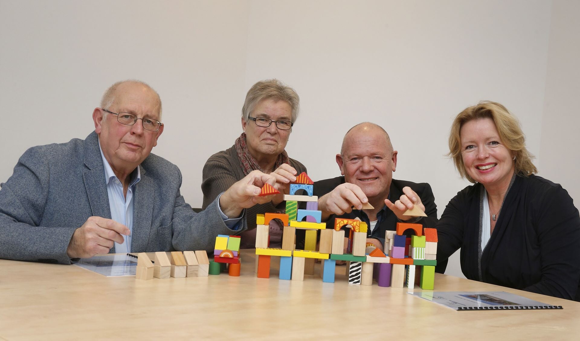 Samen verder bouwen aan betaalbaar en prettig wonen. Op de foto staan van links naar rechts: Henny Timmermans, Nardy Cupers, Henk Meulenkamp en Patricia Hoytink-Roubos. Foto: PR
