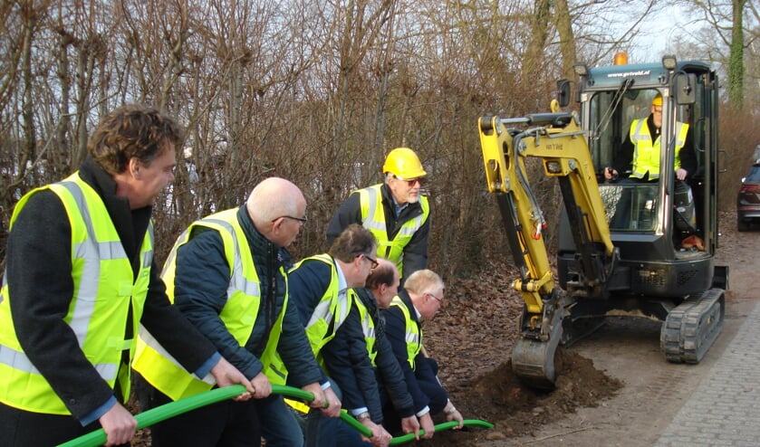 De eerste kabel gaat de grond in. Foto: Achterhoek Nieuws bv
