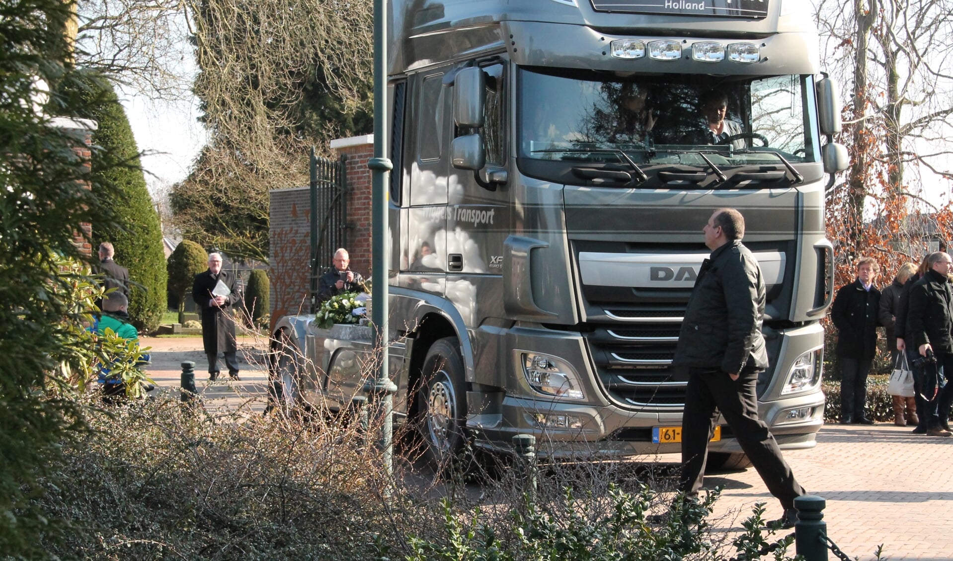 De vrachtwagen is gearriveerd bij de Algemene Begraafplaats in Winterswijk. 
