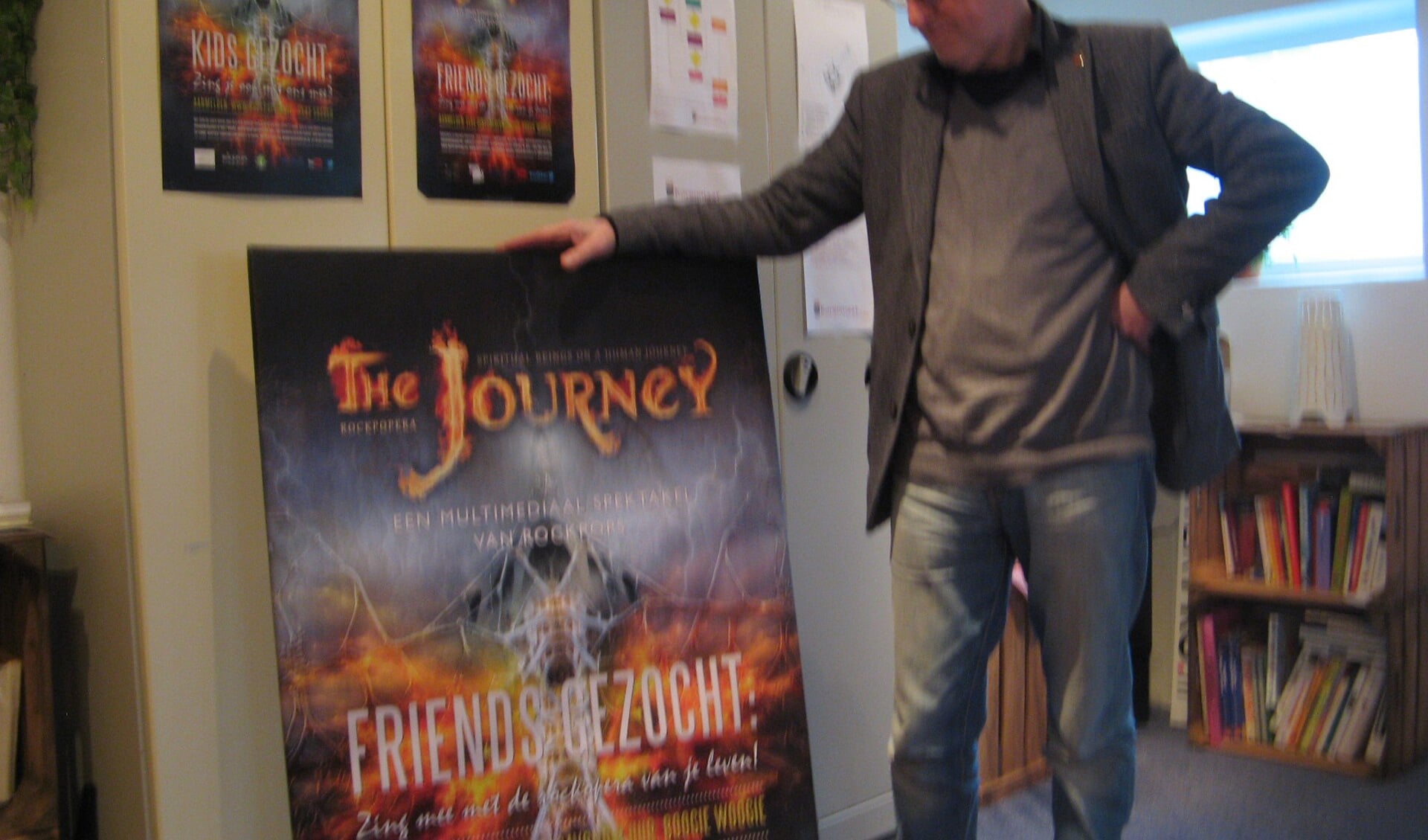 Rob de Visser bij een poster van The Journey. Foto: Bart Kraan