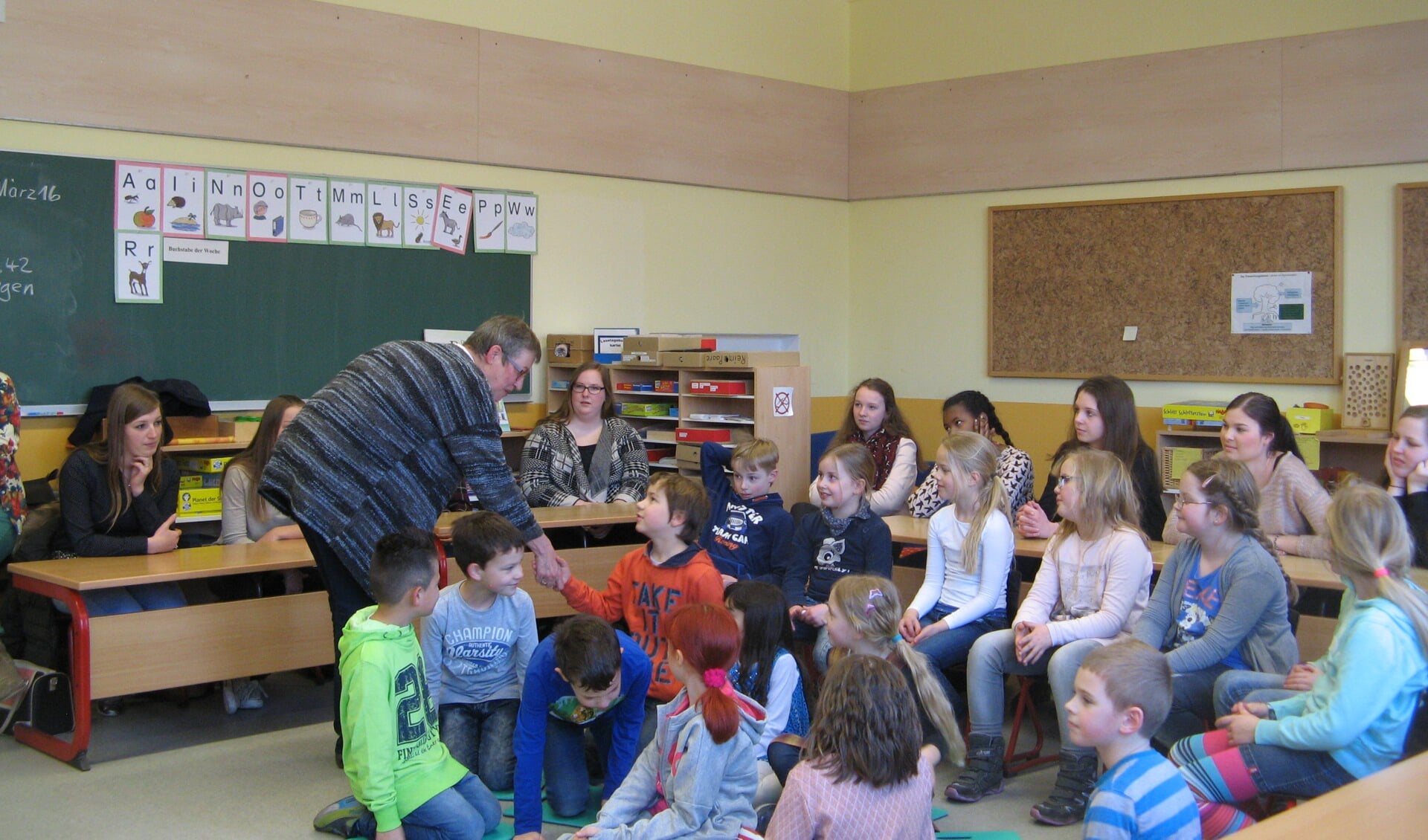 Paulien Westerdiep verzorgt een les Nederlands op de school in Oeding (D). De Graafschap-studenten kijken mee. Foto: Bart Kraan