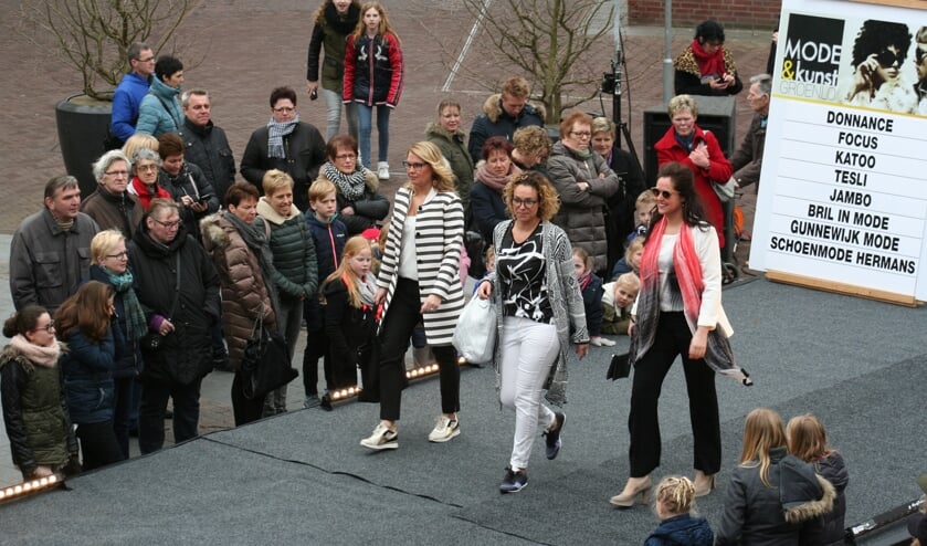 Geen modeshow dit jaar in Groenlo. Wél is de nieuwe najaarscollectie volop aanwezig in de winkels tijdens de open zondag. Foto: Kyra Broshuis/archief Achterhoek Nieuws