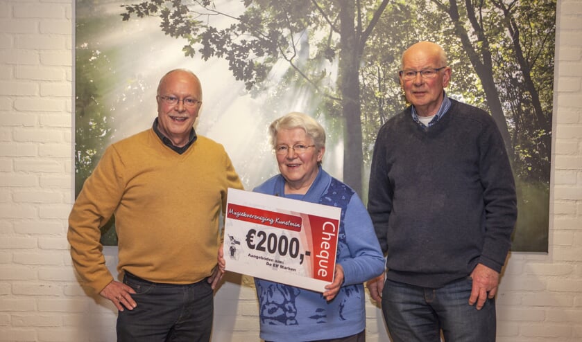 Uitreiking cheque aan delegatie van bestuur de Elf Marken: Koos Bleeker, Willy Holtslag en Ad de Ruiter. Foto: PR