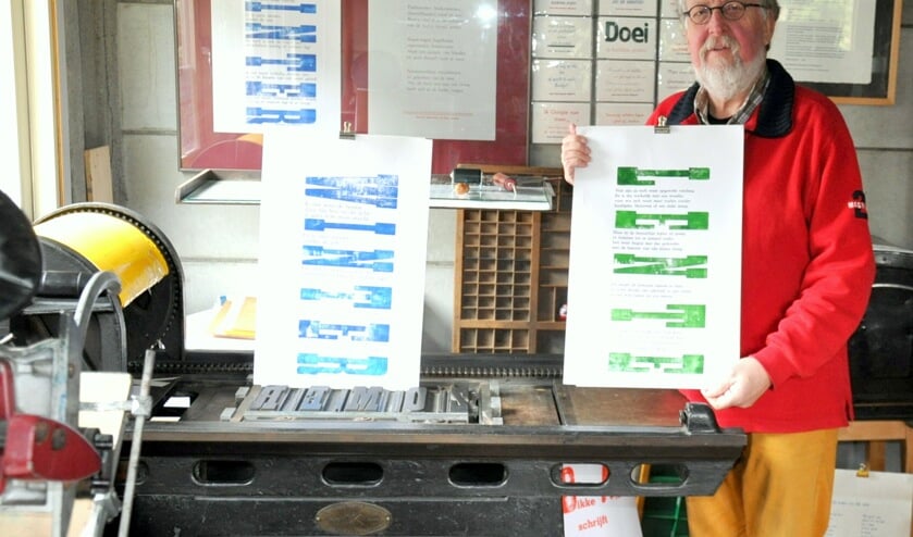 Arie Niks toont trots zijn nieuwste drukwerk. Foto: Ina Timmer