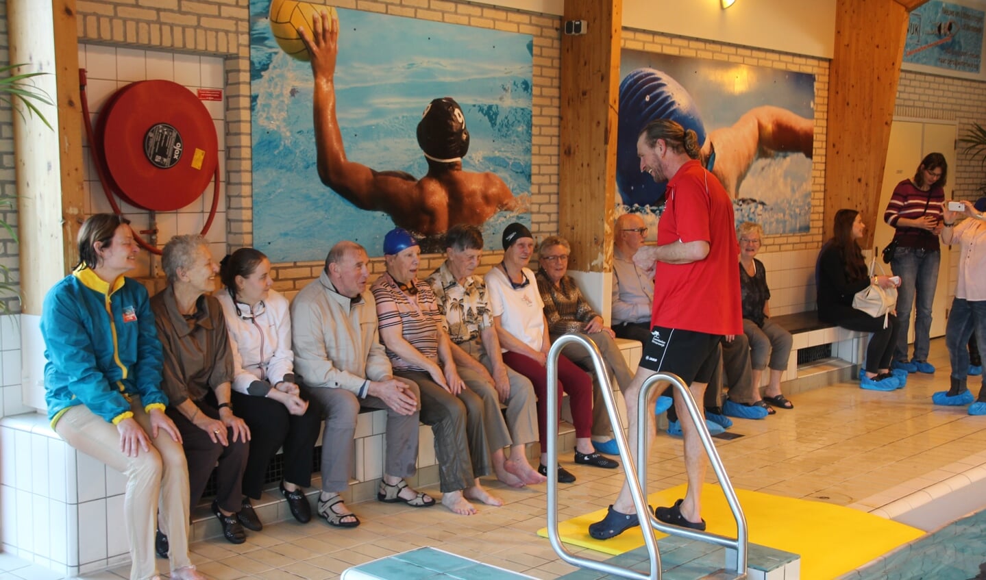 Badmeester Rudy spreekt de afzwemmers toe. Foto: Lydia ter Welle