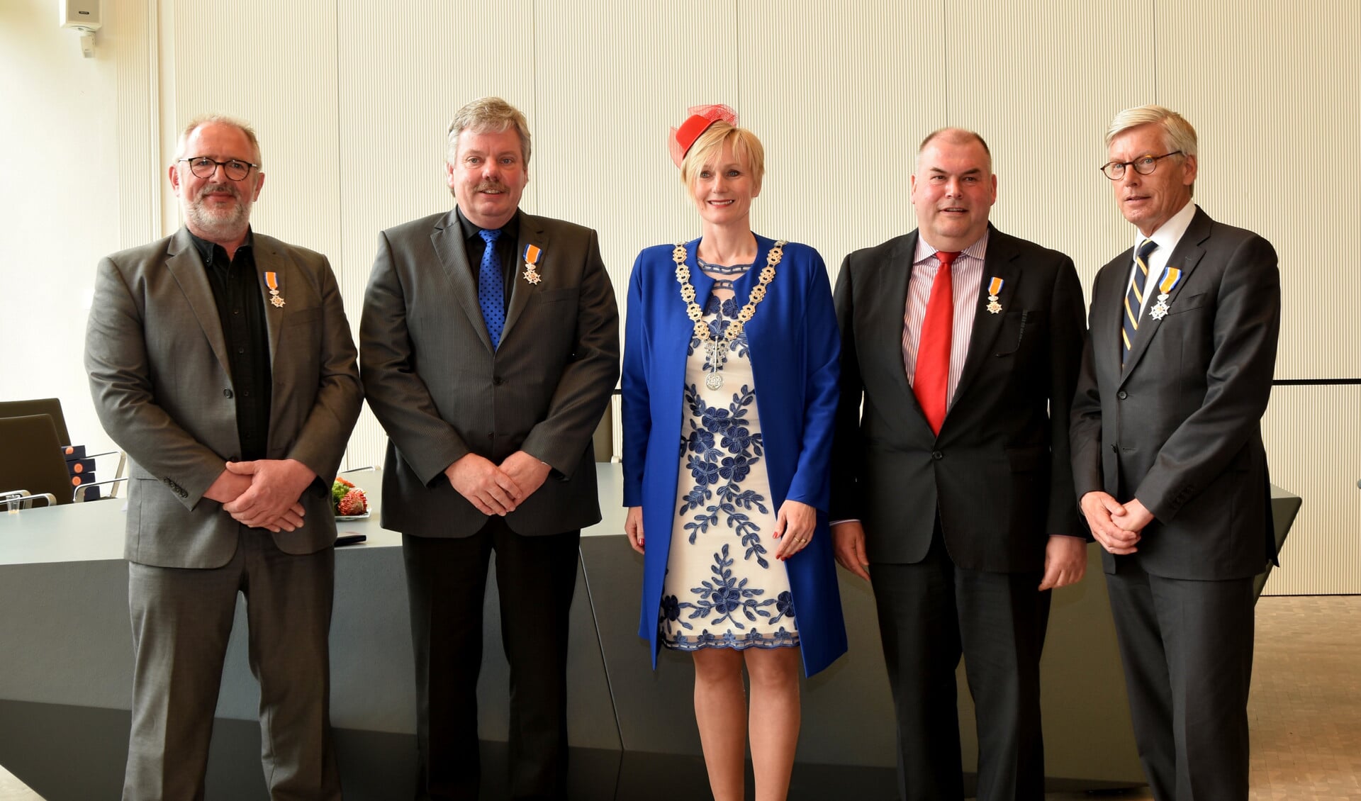 De met een lintje onderscheiden heren Addink, Maalderink, Nijenhuis en Donker samen met burgemeester Besselink.