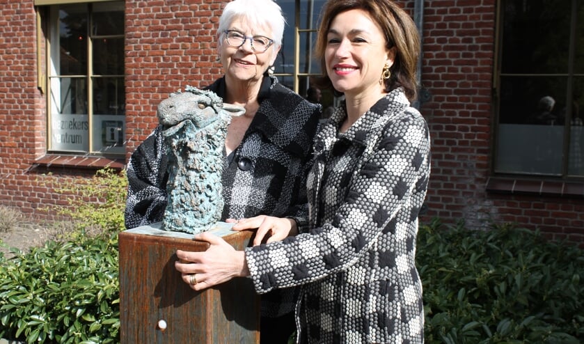 Carla Aalberts (links) en Babette Degraeve bij het beeld van de lama. Foto: Bart Kraan