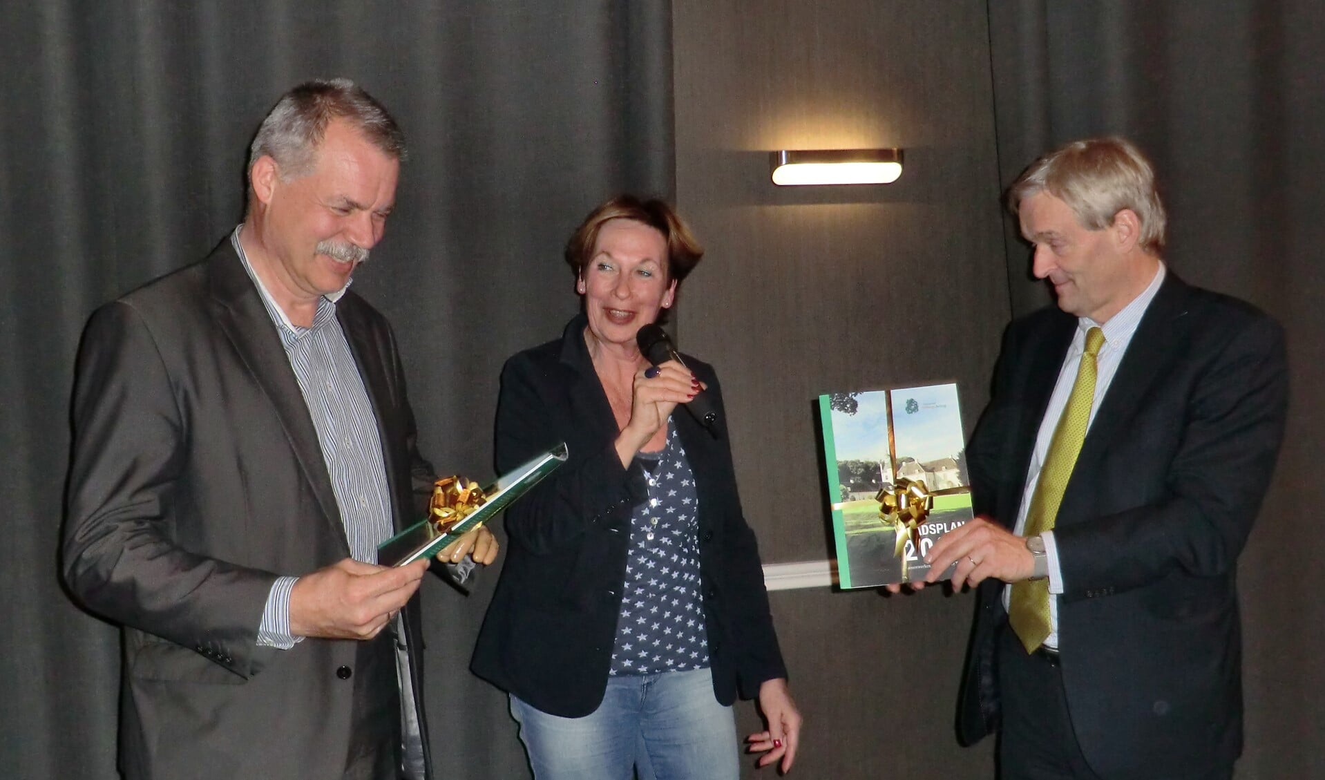 Peter van der Wardt, Els  Bakker en Steven de Vreeze bij de presentatie van het stadsplan. Foto: Walter Hobelman