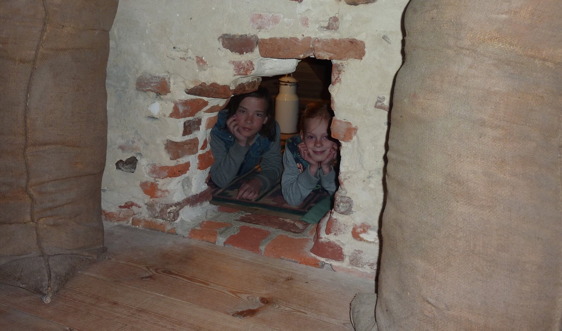Vera en Stan ontdekken de onderduikplek in de Aaltense Musea. Foto: PR