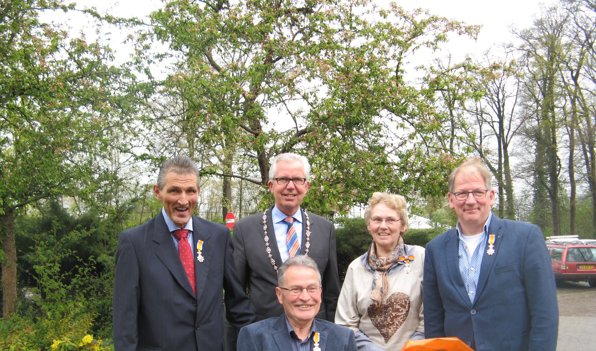Van links af Hennie Mentink, burgemeester Thijs van Beem, Janny Wieskamp en Johan Mentink, en op de voorgrond Willy Vering. Foto: Bart Kraan