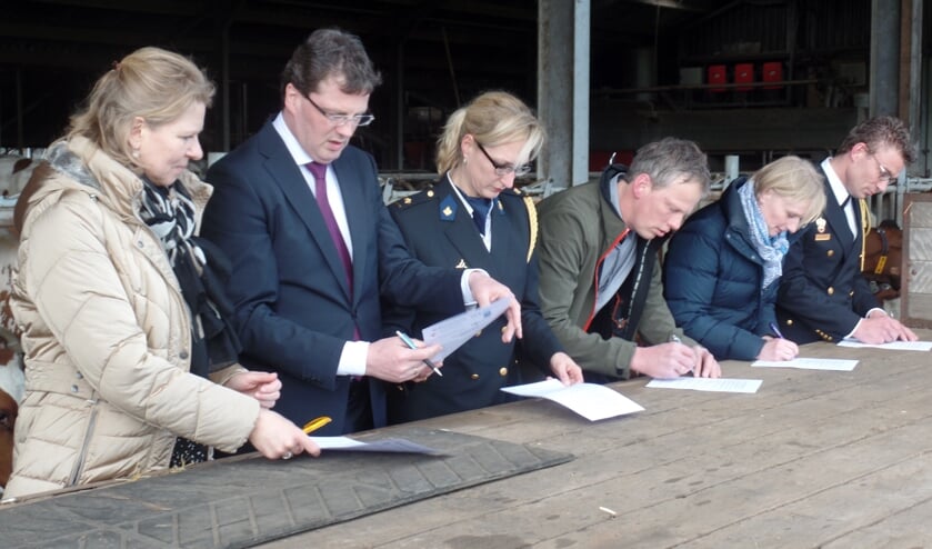 De ondertekening van de verklaring vond op een platte wagen in de ligboxenstal plaats. Foto: Jan Hendriksen.