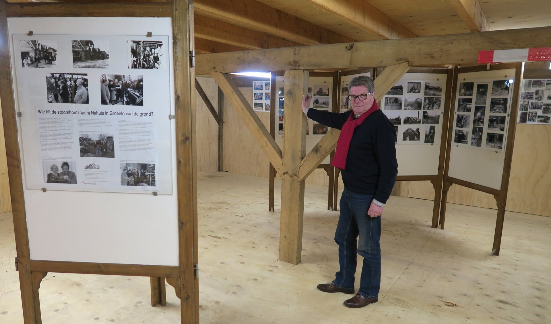 Wim de Ridder bij de foto-expositie. Foto: Theo Huijskes